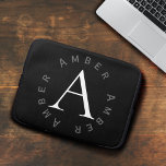 Einfache, moderne Schwarz-Weiß-Monogramm-Bezeichnu Laptopschutzhülle<br><div class="desc">Modernes Schwarz-Weiß-Monogramm-Design mit einer einfachen Textvorlage für Ihren Namen und Ihre Initialisierung.</div>