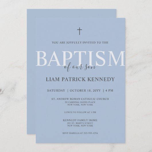 Einfache moderne Script Dusty Blue Taufe für Junge Einladung (Vorne/Hinten)