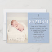 Einfache moderne Script Dusty Blue Taufe für Junge Einladung (Vorderseite)
