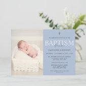Einfache moderne Script Dusty Blue Taufe für Junge Einladung (Stehend Vorderseite)