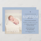Einfache moderne Script Dusty Blue Taufe für Junge Einladung (Vorne/Hinten)
