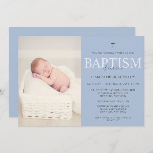 Einfache moderne Script Dusty Blue Taufe für Junge Einladung (Vorne/Hinten)