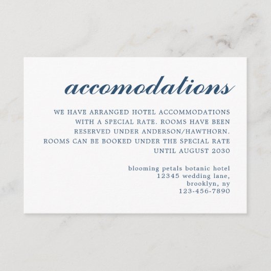 Einfache moderne Script Hochzeitsunterkunft Blau Begleitkarte (Vorderseite)