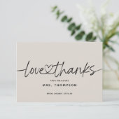 Einfache moderne Script-Liebe und dank Brautparty Dankeskarte (Stehend Vorderseite)