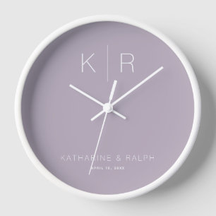 Einfache moderne staubige Flieder-Monogramm-Hochze Uhr