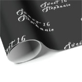 Einfache moderne Sweet 16 Name Black Sixteen Name Geschenkpapier (Rolleneckpunkt)