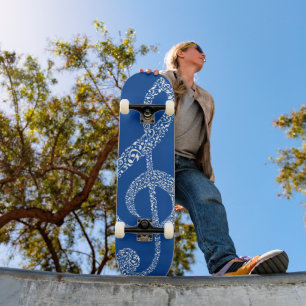 Einfache moderne Treble Clef Weiße Noten Illustrie Skateboard