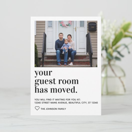 Einfache moderne Typografie Gast Room Foto Moving Ankündigung (Stehend Vorderseite)