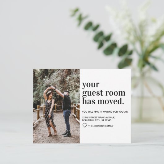 Einfache moderne Typografie Gast Room Foto Moving Ankündigungspostkarte (Stehend Vorderseite)