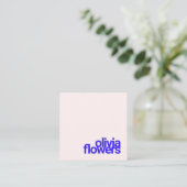 Einfache moderne Typografie Light Pink Quadratische Visitenkarte (Stehend Vorderseite)