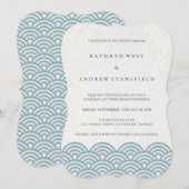 Einfache moderne Waves Blue + White Beach Wedding Einladung (Vorne/Hinten)