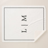 Einfache Monogram Classic Schwarz/Weiß Minimalisti Sherpadecke (Vorderseite (Horizontal))