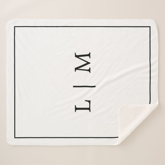 Einfache Monogram Classic Schwarz/Weiß Minimalisti Sherpadecke (Vorderseite (Horizontal))