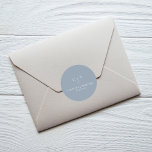 Einfache Monogram erste Dusty Blue Wedding Runder Aufkleber<br><div class="desc">Diese runden Aufkleber sind mit einfachem Text mit Initialen und einem staubblauen Farbmotiv versehen. Der gesamte Text kann so angepasst werden,  dass er für Ihren Hochzeitstag perfekt auf Ihre Wünsche zugeschnitten ist. Besuchen Sie meine minimalistisch staubblaue Hochzeitskollektion,  um sich alle koordinierenden Objekte anzusehen. #dustybluewedding #customweddingsticker</div>