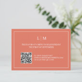 Einfache Monogram Terracotta QR Wedding RSVP Card Dankeskarte (Stehend Vorderseite)