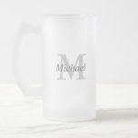 Einfache Monogramm-Initial und Name Mattglas Bierglas<br><div class="desc">Dieses Design hat ein großes Monogramm initiale in hellgrau mit dem Namen in dunkleren Kohle grau platziert über den ersten. Personalisieren Sie dieses Design für eine spezielle Person,  indem Sie den Beispieltext in der Entwurfsvorlage ersetzen. Dieser Artikel macht einen netten Trauzeuge,  Vatertag oder Geburtstagsgeschenk,  Hauswärmespende oder andere Anlässe.</div>