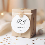 Einfache Monogramm Initialen danke Ihnen Hochzeit Runder Aufkleber<br><div class="desc">Schwarz-Weiß einfache minimale klassische klassische romantische Kalligrafie traditionellen Stil Monogramm Namen Initialen Hochzeit danke Ihnen Aufkleber Vorlage mit zwei kleinen Herzen.              Einfach mit einem Monogramm für Braut und Bräutigam personalisieren.</div>