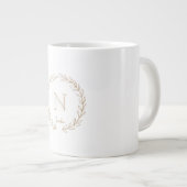 Einfache Monogramm-Kranz-Personalisiert Jumbo-Tasse (Vorderseite Rechts)