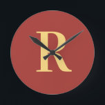 Einfache Monogramm modern Runde Wanduhr<br><div class="desc">Das ist ein einfaches, modernes, personalisiertes Monogramm-Design. Dieses stilvolle Design ist in trendigem Braun mit stilvoller Typografie. Es ist ideal für ein personalisiertes Geschenk oder ideal als neues Wohngestaltung Accessoire für sich. Fügen Sie einfach Ihren Anfangsbuchstaben hinzu, indem Sie ihn in dieses Textfeld eingeben. Karo aus dem Entwurfsbearbeitungsprogramm, um die...</div>