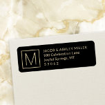 Einfache Monogramm Moderne Black & Gold Rücksendea<br><div class="desc">Fügen Sie dem Korrespondenz schicke Eleganz und mit Monogramm Rücksendeadressen-Aufkleber in Schwarz und Gold hinzu. Alle Texte in dieser Vorlage sind einfach zu personalisieren für jeden Anlass. Das moderne minimalistische Design zeichnet sich durch Ihren Anfangs-, Name- und Adressenaufdruck aus, der mit einfacher klassischer Typografie gedruckt wurde. Bitte beachten Sie, dass...</div>