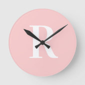 Einfache Monogramm Modernes Rosa Runde Wanduhr (Vorderseite)
