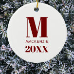 Einfache Monogramm Name Jahr rot und weiß Keramik Ornament<br><div class="desc">Moderne,  einfache Typografie minimalistisch Monogramm Name und Jahresdesign,  die geändert werden können,  um personalisieren. Ein festlicher Winterurlaub in Rot und Weiß.</div>
