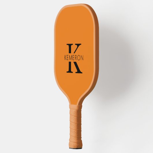 Einfache Monogramm Name Schwarz und Orange Pickleball Schläger (Links)