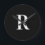 Einfache Monogramm Schwarz/Weiß Runde Wanduhr<br><div class="desc">Das ist ein einfaches, modernes, personalisiertes Monogramm-Design. Dieses stilvolle Design ist in klassisch schwarz-weiß mit stilvoller Typografie. Es ist ideal für ein personalisiertes Geschenk oder ideal als neue Ergänzung zu Ihrer Wohngestaltung. Fügen Sie einfach Ihren Anfangsbuchstaben hinzu, indem Sie ihn in dieses Textfeld eingeben. Karo aus dem Entwurfsbearbeitungsprogramm, um die...</div>