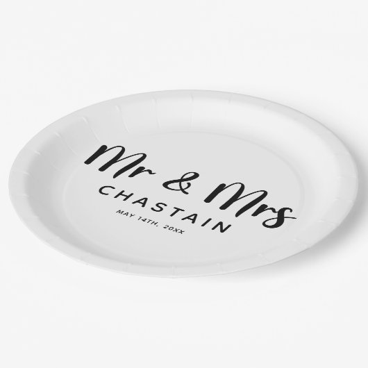 Einfache Mr. & Mrs. | Hochzeitsmonogramm Pappteller (Schrägansicht)