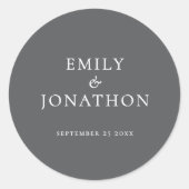 Einfache Namen Datum Weiß auf grauer Hochzeit Runder Aufkleber (Vorderseite)