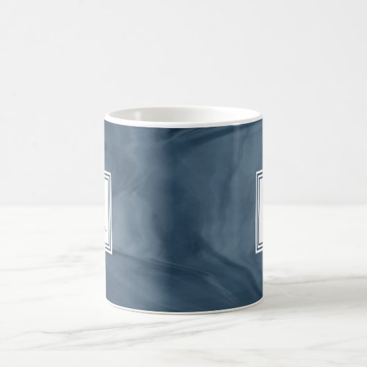 Einfache Navy Blue Subtle Marble Moderne Monogram Kaffeetasse (Mittel)