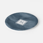 Einfache Navy Blue Subtle Marble Moderne Monogram Pappteller (Schrägansicht)