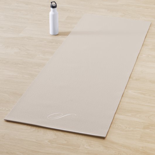 Einfache, neutrale Minimalistische Übung in Beige Yogamatte (Beispiel)