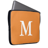 Einfache Orange- und Weißmonogramm Laptopschutzhülle (Vorne Rechts)