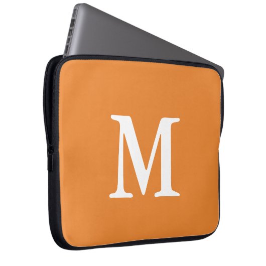 Einfache Orange- und Weißmonogramm Laptopschutzhülle (Vorne Rechts)