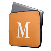 Einfache Orange- und Weißmonogramm Laptopschutzhülle (Vorderseite Links)