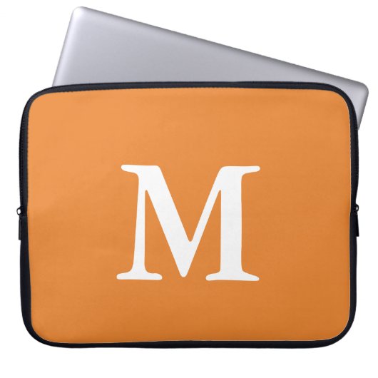 Einfache Orange- und Weißmonogramm Laptopschutzhülle (Vorderseite)