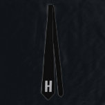 Einfache Oversized Monogram Initial Black and Gray Krawatte<br><div class="desc">Kühne und einfache, maßgeschneiderte Krawatte mit Ihrer Wahl des Anfangs. Das Design zeichnet sich durch übergroße Sans Serif Typografie in Grau auf einem schwarzen Hintergrund aus. Die Vorlage ist für Sie Set, um den Buchstaben zu ändern, aber wenn Sie auch die Farben bearbeiten möchten, klicken Sie bitte auf "Weiter" oder...</div>