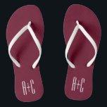 Einfache Paare Initialen | White & Burgund Badesandalen<br><div class="desc">Klug,  kühn und modern.</div>