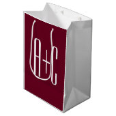Einfache Paare Initialen | White & Burgund Mittlere Geschenktüte (Vorderseite Schrägansicht)