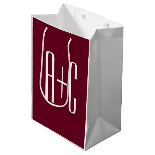 Einfache Paare Initialen | White & Burgund Mittlere Geschenktüte (Vorderseite Schrägansicht)