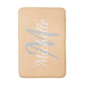 Einfache pfirsichfarbene Typografie und Name Monog Badematte (Vorderseite Vertikal)