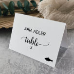 Einfache Platzkarte der Black Fish Meal Option Tischnummer<br><div class="desc">Diese Platzkarten sind ideal für eine rustikale oder moderne Themenhochzeit. Das minimalistische Design verfügt über einen eleganten Schriftart mit Pinselskripten und einem Fischsymbol. Nutzen Sie diese Platzkarten, um sicherzustellen, dass Ihre Gäste am Empfang die richtige Mahlzeit erhalten. Personalisieren Sie Ihre Bestellung mit dem Namen und der Tischnummer des Gastes und...</div>