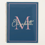Einfache Preppy Navy Pink und Creme Monogram Planer<br><div class="desc">Dieser einfache und moderne Kalender-Planer verfügt über ein prächtiges Monogramm in reichen Tönen von Mitternachtsblau,  Rosa und Creme,  die Sie mit Ihrer Wahl des Namens und des Initials personalisieren können.</div>