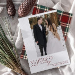 Einfache Red Kariert Verheiratet & Merry Newlyweds Feiertagskarte<br><div class="desc">Mit unserer atemberaubenden neuen Simple Red and Green Tartan Karierte Verheiratete und Merry Newlyweds Foto Holiday Card präsentieren wir Ihnen ein modernes Design mit eleganter Typografie und einem hochheiratsfähigen Foto in festlichem Rot und Weiß. Die minimalistische Front wird durch ein warmes, festliches , mit einem roten und grünen Tartan auf...</div>