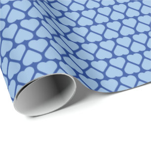 Einfache Reihen kleiner blassblauer Herzen auf dun Geschenkpapier