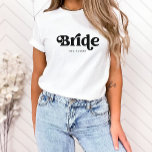 Einfache Retro-Boho-Typografie | Braut T-Shirt<br><div class="desc">Dieser trendige,  schlichte T - Shirt enthält das Wort "Braut" in Retro-Schwarztypografie,  zusammen mit einem Platz für ihren Namen.</div>