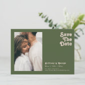 Einfache Retro-Vibes | Horizontales Olivenöl-grüne Save The Date (Stehend Vorderseite)