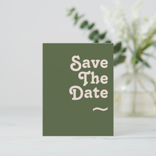 Einfache Retro-Vibes | Olive Green Save the Date Einladungspostkarte (Stehend Vorderseite)