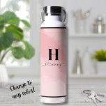 Einfache Rosa-Monogramm Trinkflasche<br><div class="desc">Diese schicke Wasserflasche ist mit einem rot-rosa Hintergrund versehen, der einen personalisierten Initial- und Skriptkalligraphienamen trägt, der unten elegant dargestellt wird. Das weiche, feminine Design strahlt ein mädchenhaftes und modernes Ambiente aus und macht es zu einem perfekten Accessoire für sie. Egal, ob Sie im Fitnessraum, im Yoga, im Büro oder...</div>